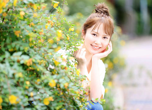花たちに囲まれ、可憐（かれん）な笑顔を見せる日向坂46加藤史帆（撮影・浅見桂子）