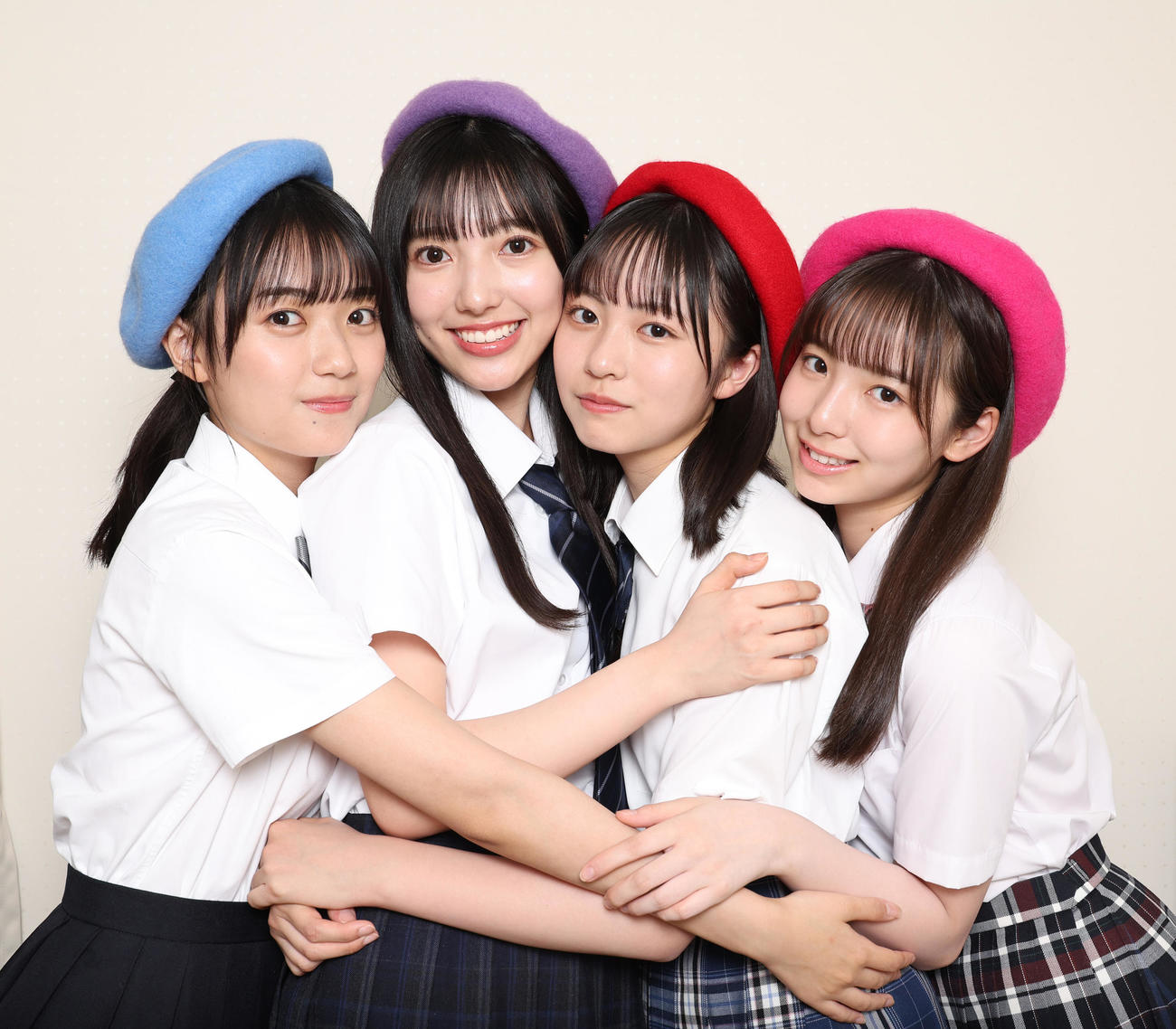 仲良く肩を寄せ合う日向坂46。左から平尾帆夏、小西夏菜実、正源司陽子、渡辺莉奈（撮影・中島郁夫）