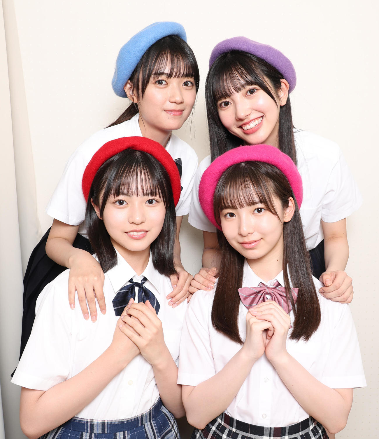 仲良く肩を寄せ合う日向坂46。前列左から正源司陽子、渡辺莉奈、後列左から平尾帆夏、小西夏菜実（撮影・中島郁夫）