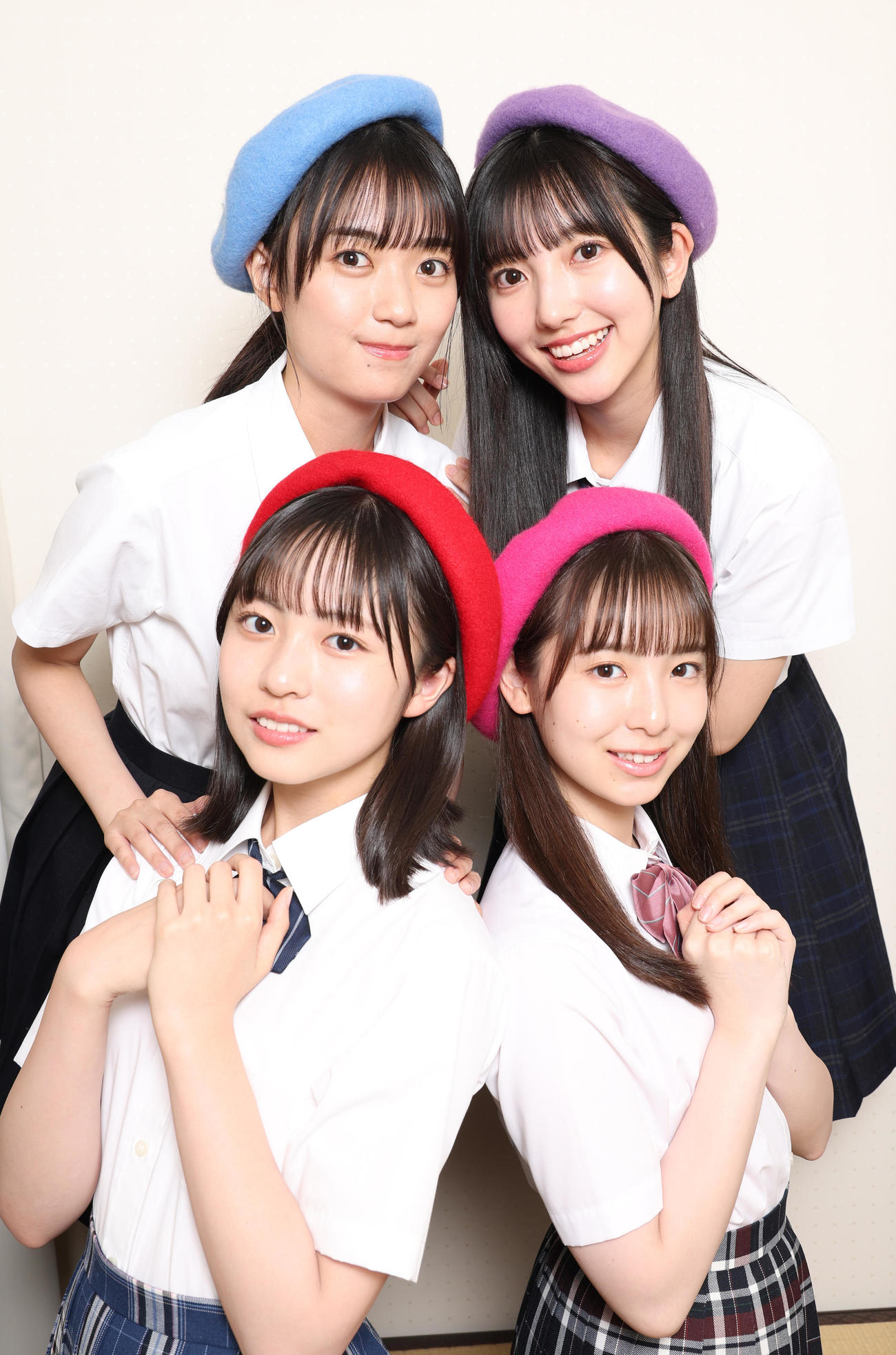 仲良く肩を寄せ合う日向坂46。前列左から正源司陽子、渡辺莉奈、後列左から平尾帆夏、小西夏菜実（撮影・中島郁夫）