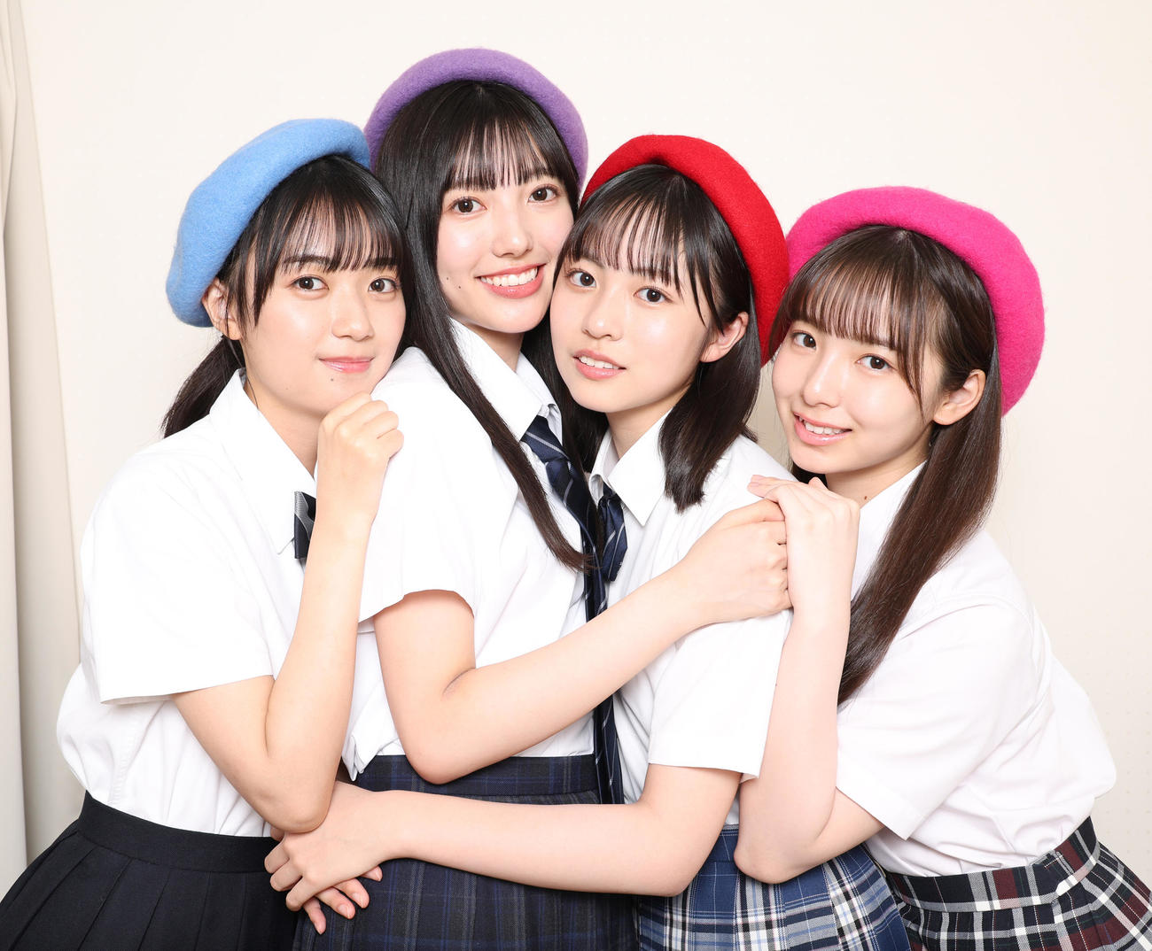 仲良く肩を寄せ合う日向坂46。左から平尾帆夏、小西夏菜実、正源司陽子、渡辺莉奈（撮影・中島郁夫）