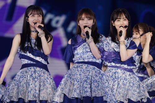 「真夏の全国ツアー2023」千秋楽でパフォーマンスする乃木坂46。左から久保史緒里、与田祐希、山下美月