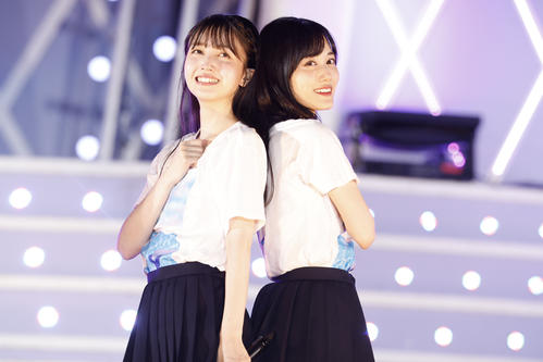「真夏の全国ツアー2023」千秋楽でパフォーマンスする乃木坂46。久保史緒里（左）と山下美月