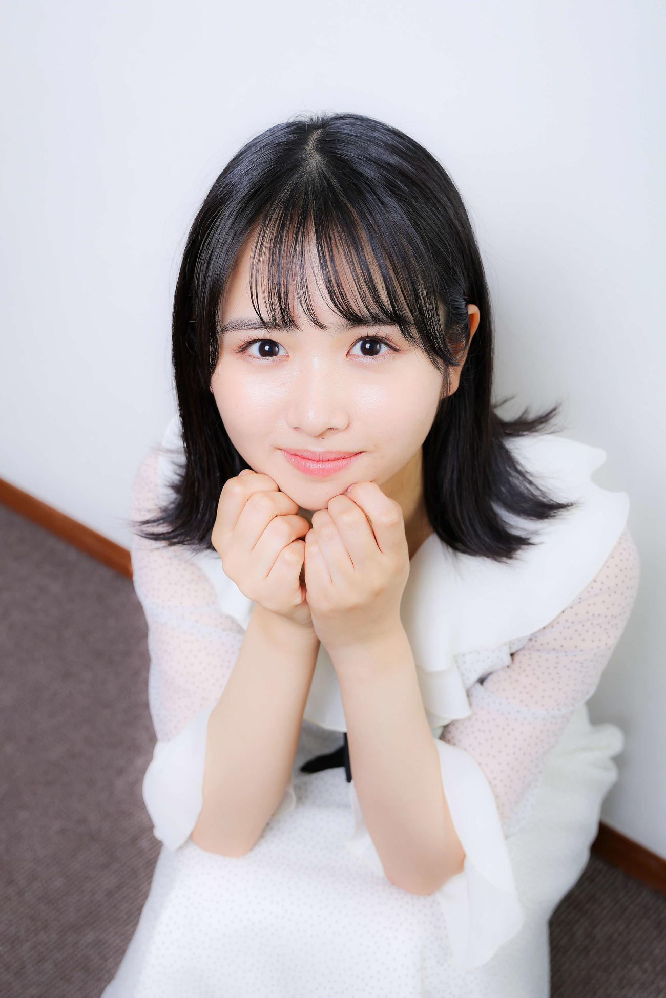 愛らしい表情でポーズをとり写真に納まる上村ひなの（撮影・河田真司）