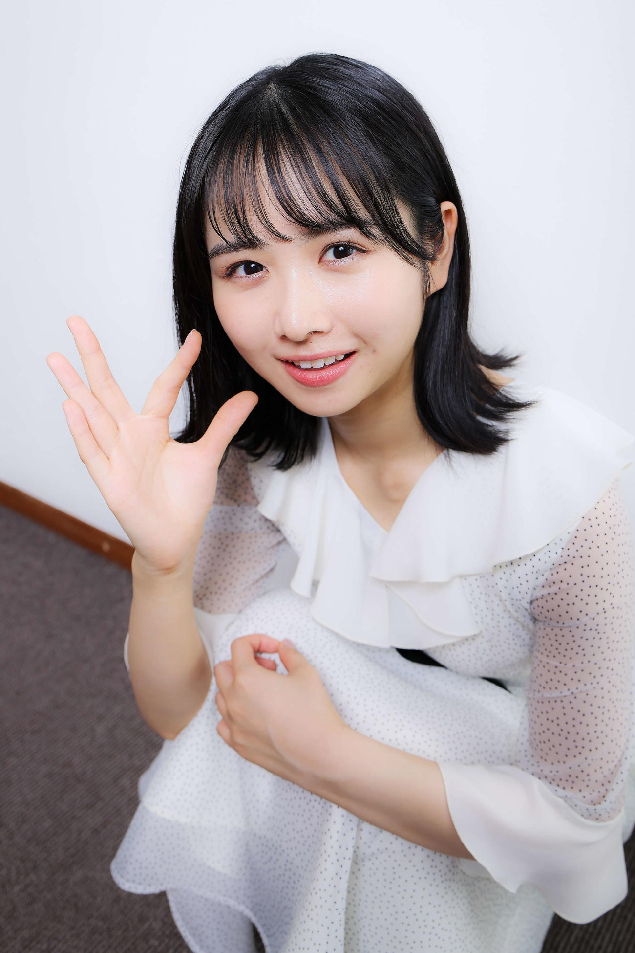 笑顔で「ひらがなポーズ」する上村ひなの（撮影・河田真司）