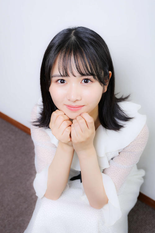 愛らしい表情でポーズをとり写真に納まる上村ひなの（撮影・河田真司）