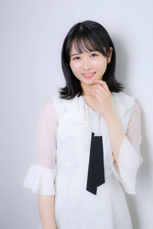 愛らしさの中に大人な雰囲気を醸し出す上村ひなの（撮影・河田真司）