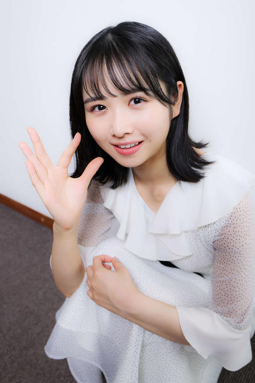 笑顔で「ひらがなポーズ」する上村ひなの（撮影・河田真司）