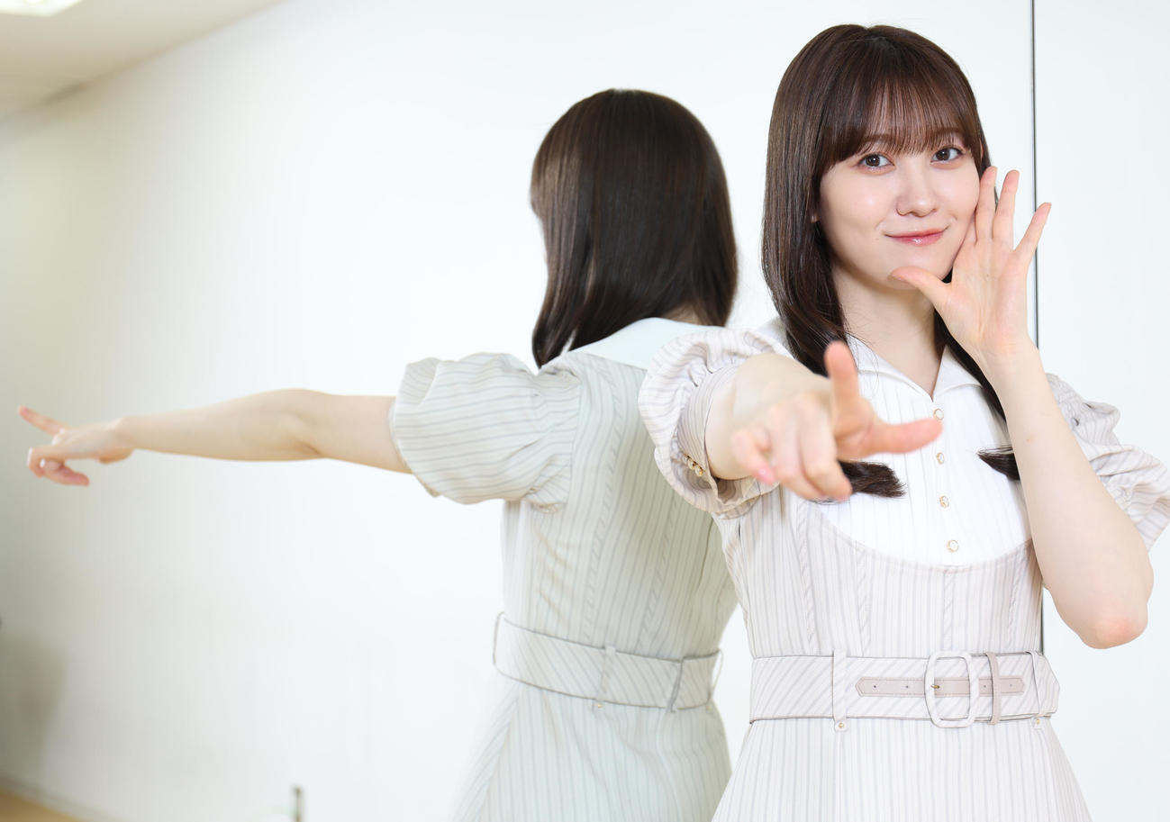 笑顔でポーズを決める乃木坂46の松尾美佑（撮影・野上伸悟）