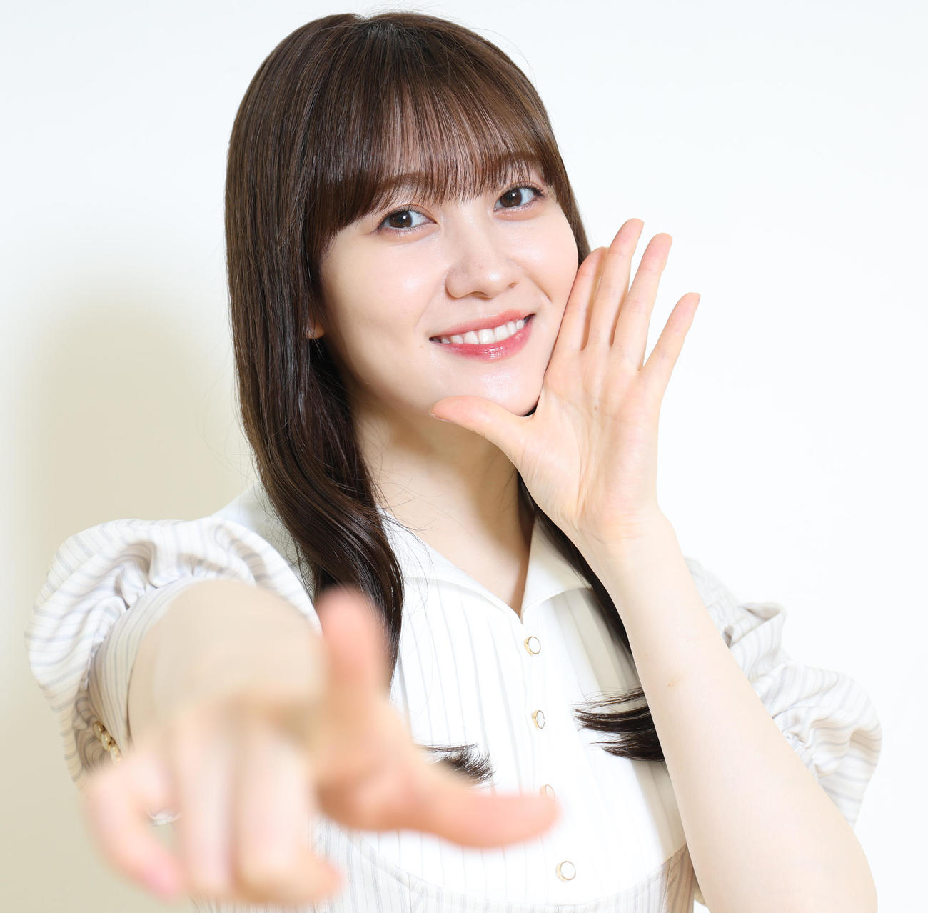 笑顔でポーズを決める乃木坂46の松尾美佑（撮影・野上伸悟）