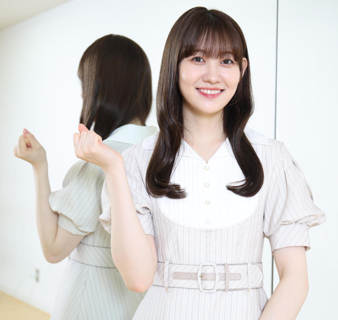 笑顔でポーズの乃木坂46の松尾美佑（撮影・野上伸悟）