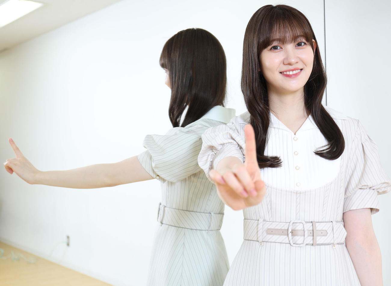 笑顔でポーズの乃木坂46の松尾美佑（撮影・野上伸悟）