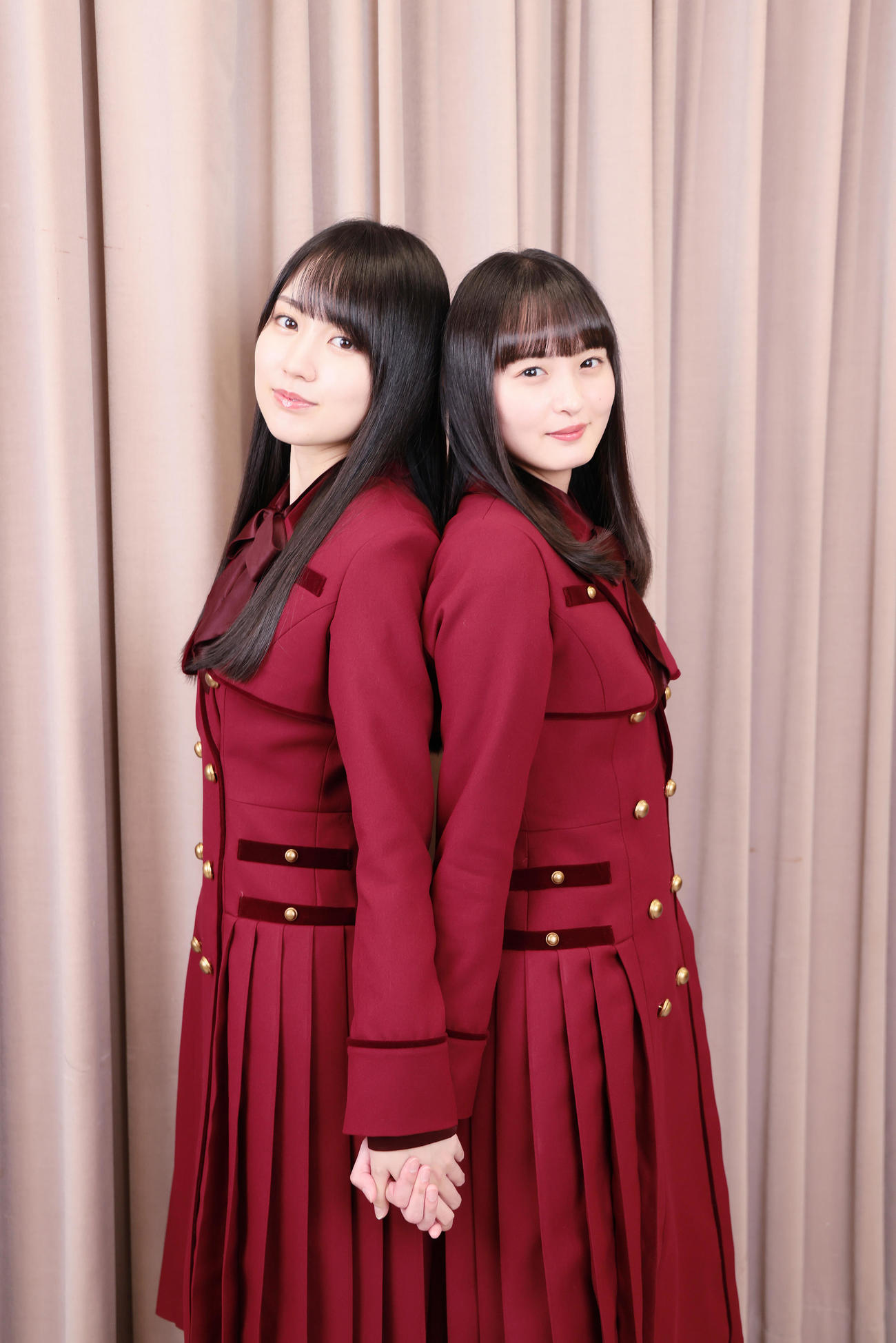 互いを思いやりながら、新曲ではダブルセンターを務める乃木坂46の賀喜遥香（左）と遠藤さくら（撮影・足立雅史）