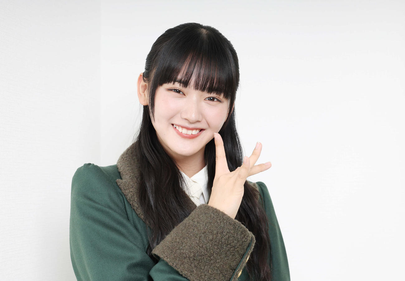 笑顔で櫻坂ポーズをする櫻坂46山﨑天（撮影・宮地輝）