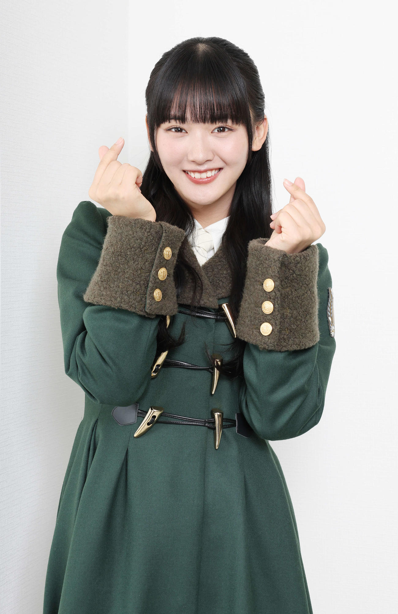 今年高校を卒業する櫻坂46山﨑天は笑顔で指ハートをする（撮影・宮地輝）