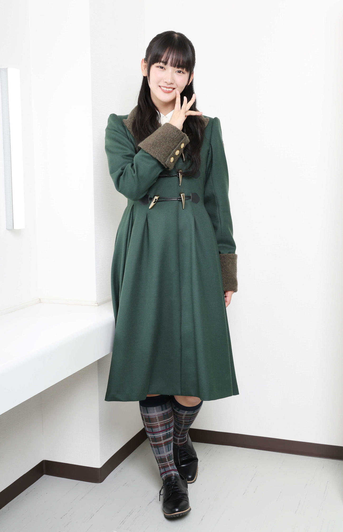 笑顔で櫻坂ポーズをする櫻坂46山﨑天（撮影・宮地輝）
