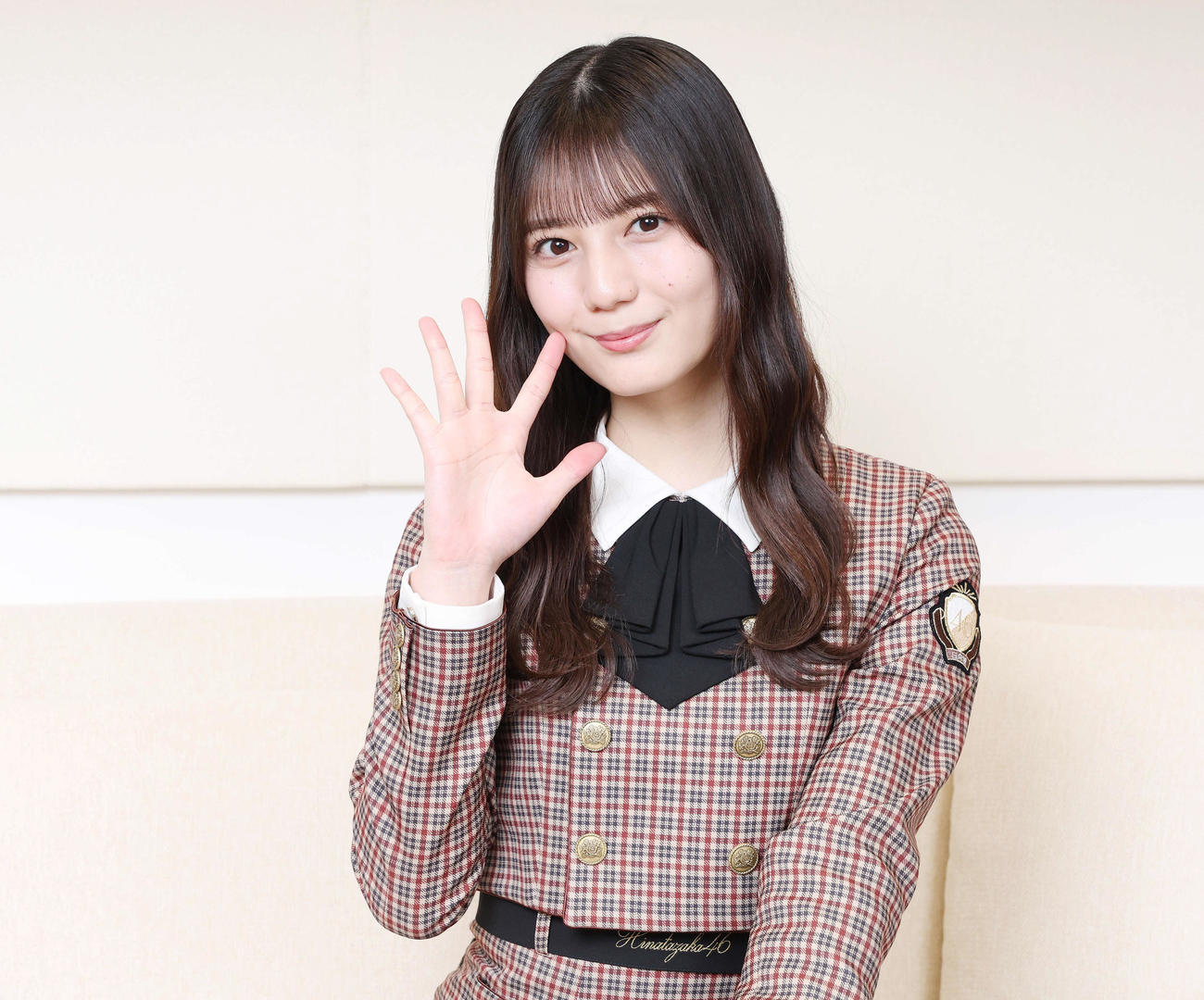 日向坂46デビュー5周年を迎え、笑顔で「5」ポーズをする小坂菜緒（撮影・宮地輝）