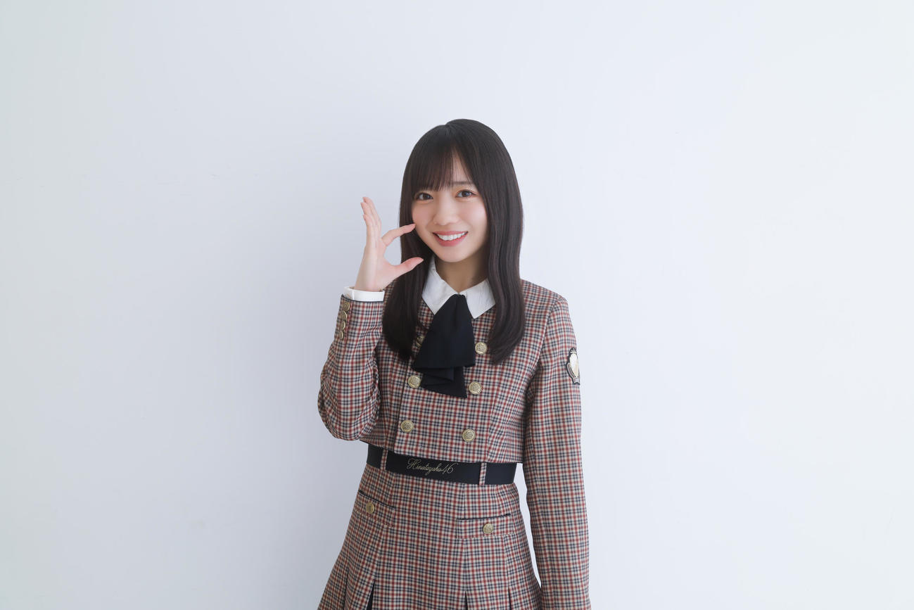 笑顔で日向坂46ポーズを決める齊藤京子（撮影・上山陽介氏）