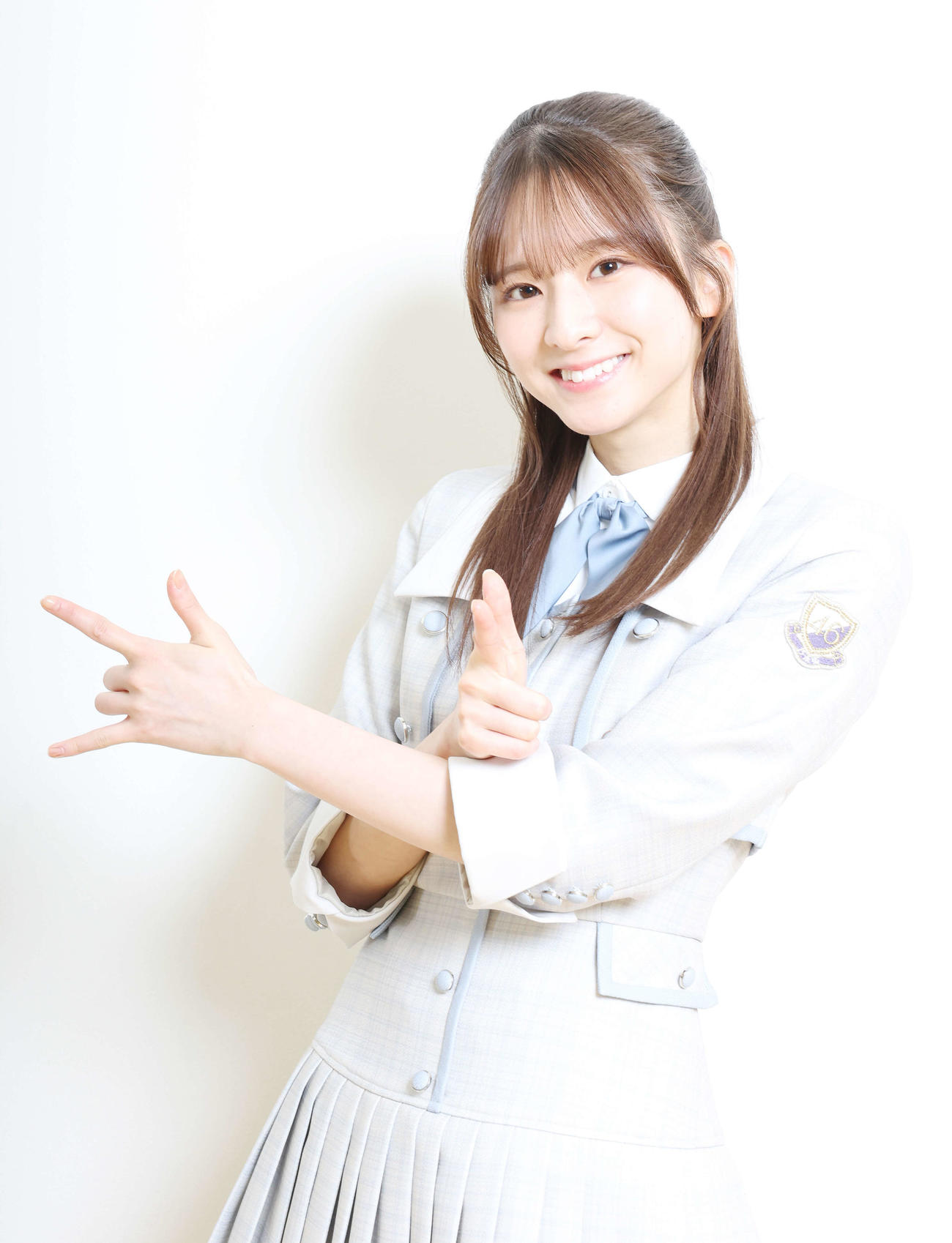 笑顔でセーラームーンのポーズを決める乃木坂46菅原咲月（撮影・宮地輝）