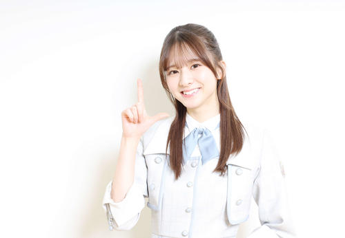 笑顔で「ラヴィット!」ポーズをする乃木坂46菅原咲月(撮影・宮地輝)