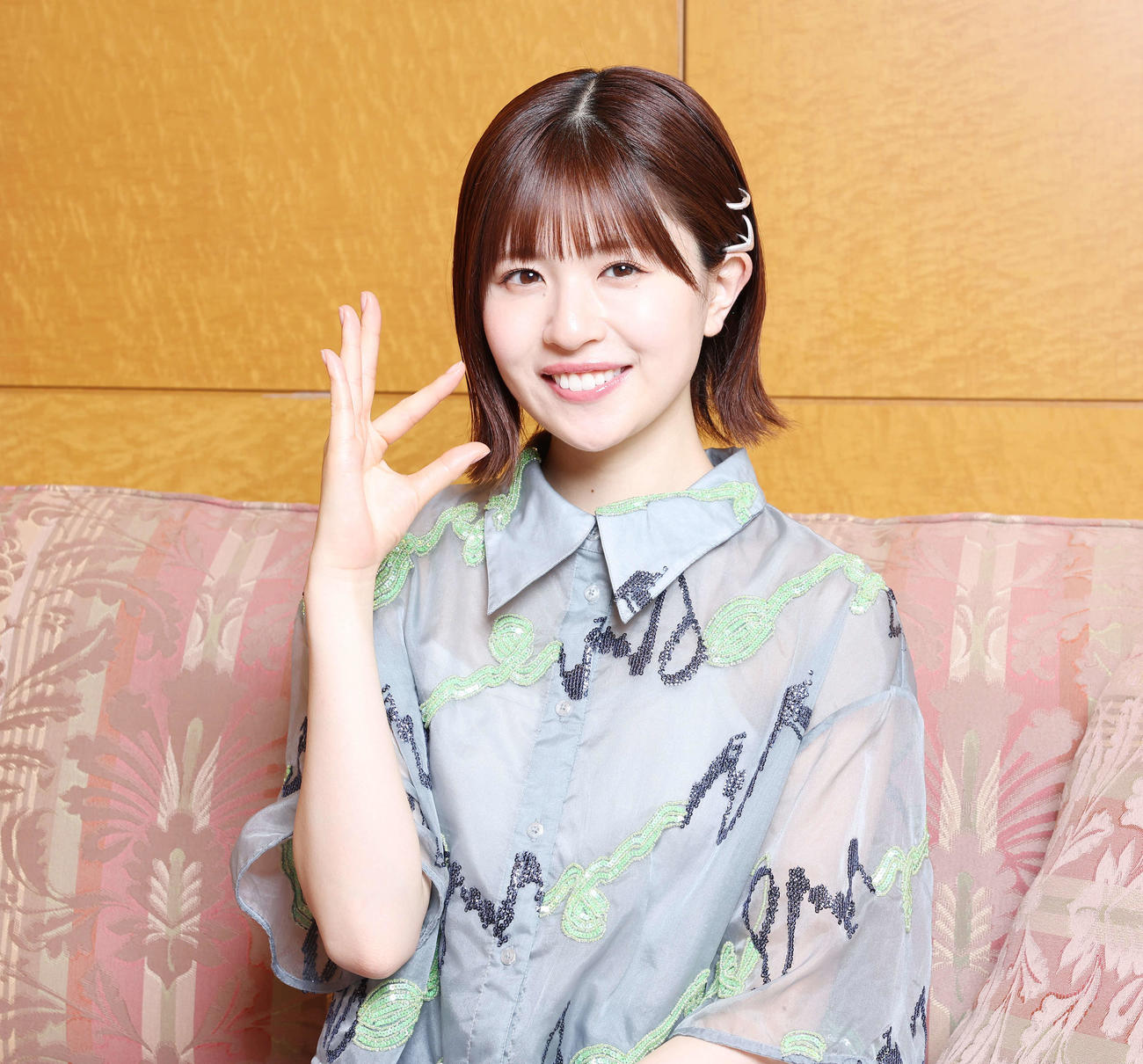笑顔で「ヒ」ポーズをする日向坂46松田好花（撮影・宮地輝）
