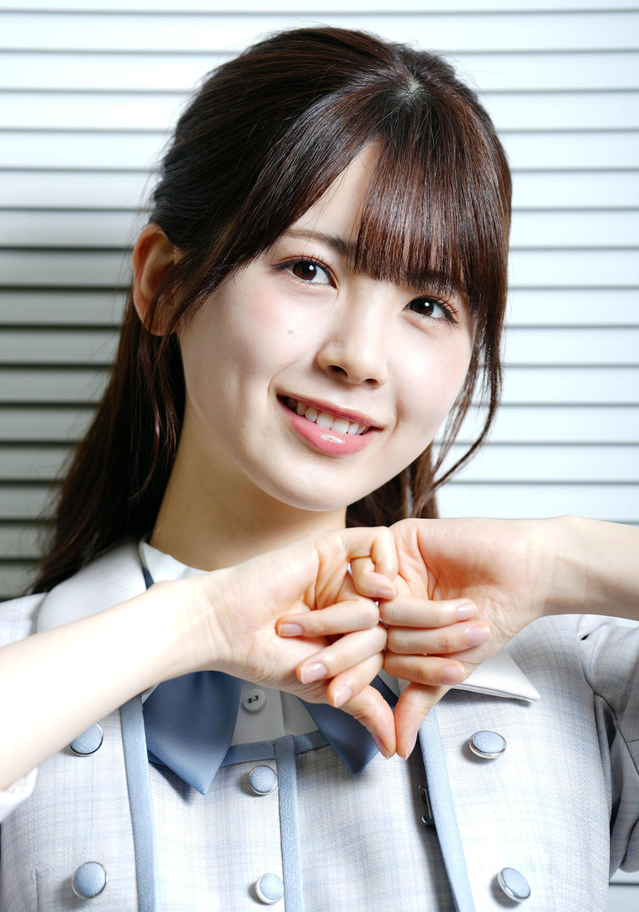 ハートマークを作って笑顔を見せる乃木坂46筒井あやめ（撮影・たえ見朱実）