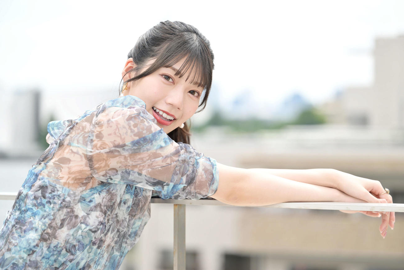 デート中の彼氏を見つめるようにカメラを見る、日向坂46高本彩花（撮影・滝沢徹郎）