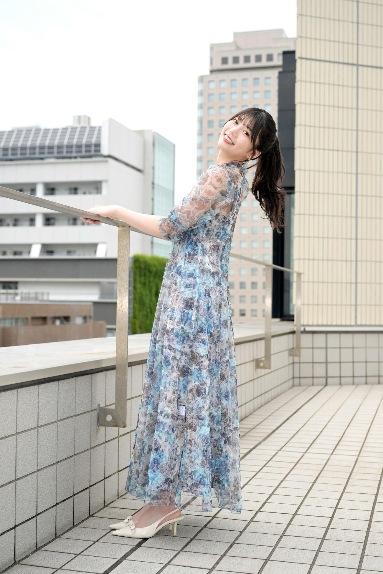 デート中に振り向く彼女のように、カメラに笑顔を向けた日向坂46高本彩花（撮影・滝沢徹郎）