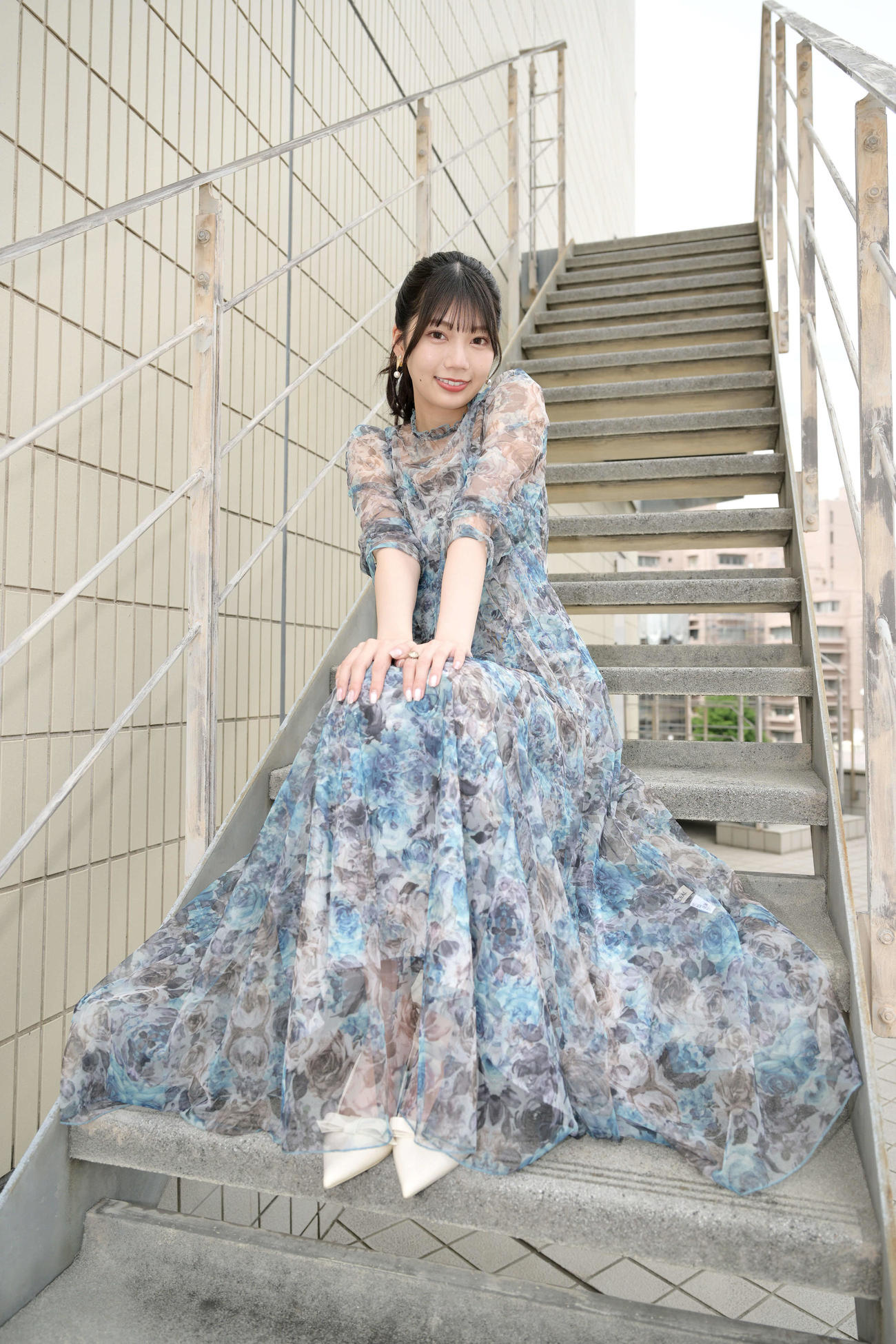 デート中のように笑顔を見せる日向坂46高本彩花（撮影・滝沢徹郎）
