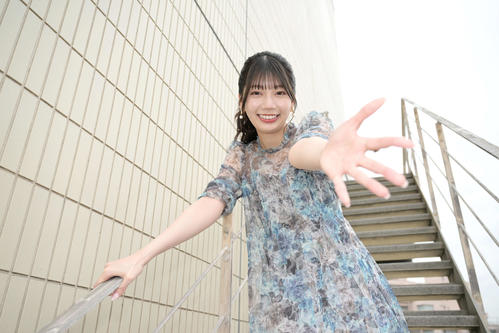 彼女感全開で手を差し出す日向坂46高本彩花。思わずその手をつなぎたくなります(撮影・滝沢徹郎)