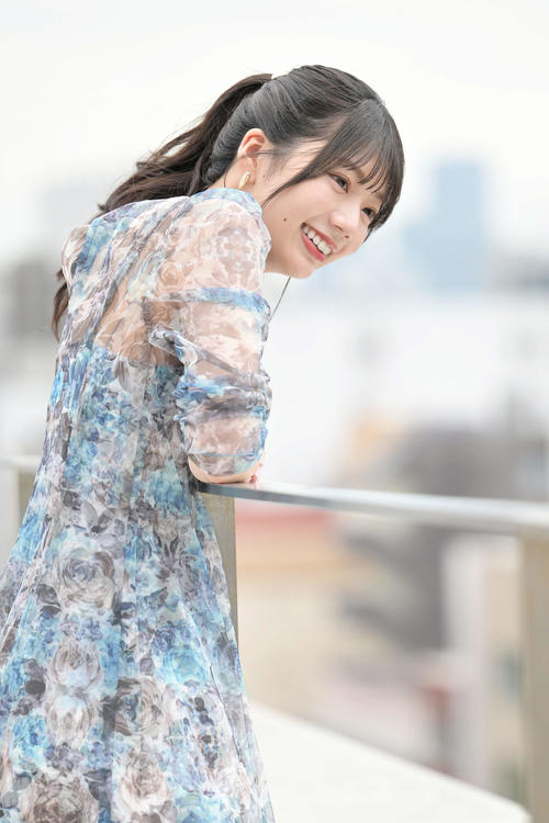 デート中のように笑顔を見せる日向坂46高本彩花(撮影・滝沢徹郎)