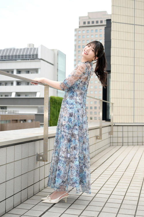 デート中に振り向く彼女のように、カメラに笑顔を向けた日向坂46高本彩花(撮影・滝沢徹郎)