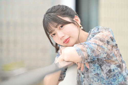 デート中の彼氏を見つめるようにカメラを見る、日向坂46高本彩花(撮影・滝沢徹郎)