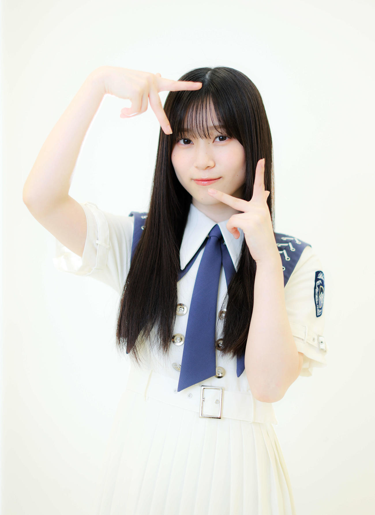新曲「自業自得」のMVで披露したポーズを決め写真に納まる櫻坂46山下瞳月（撮影・河田真司）