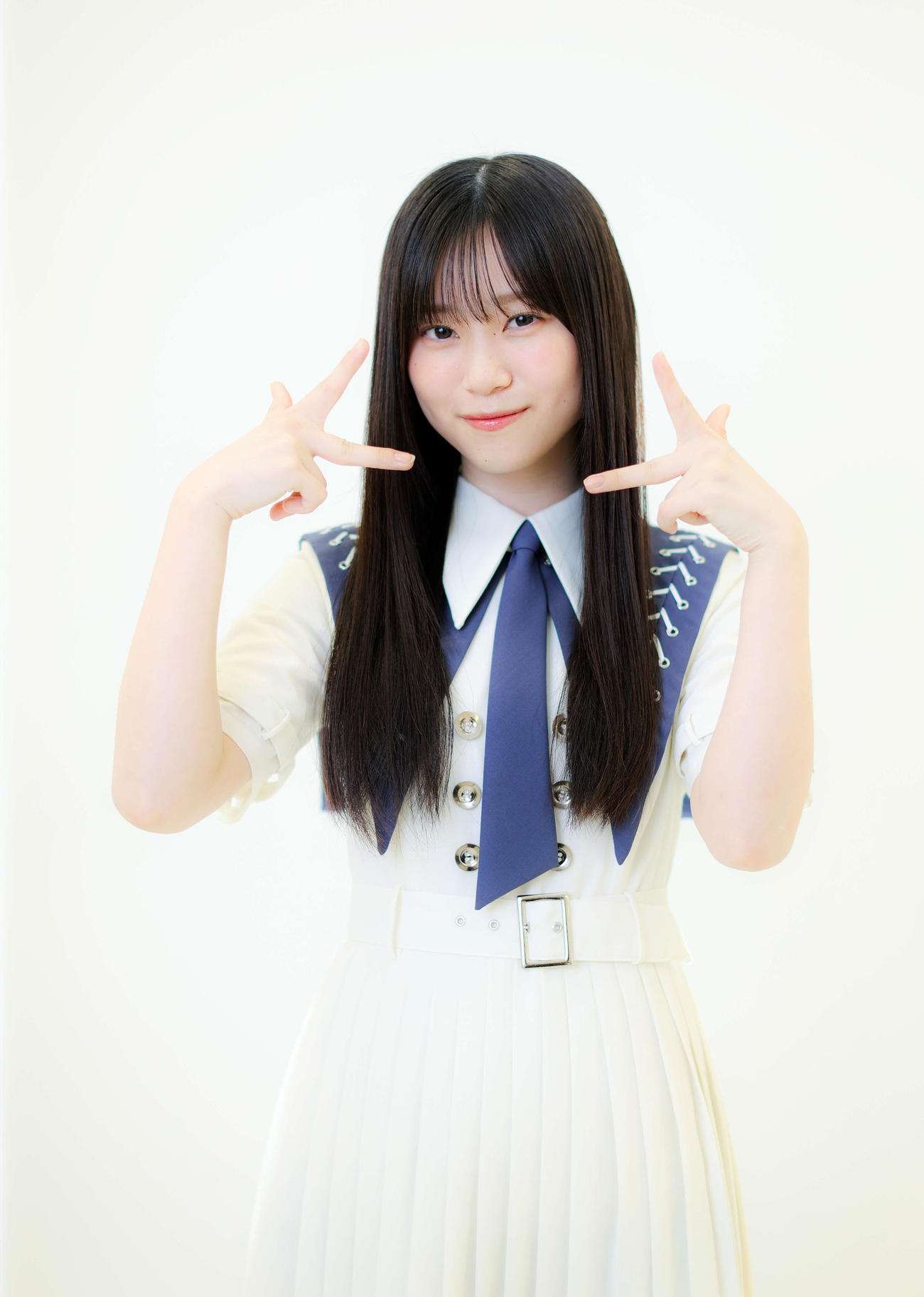 新曲「自業自得」のMVで披露したポーズを決め写真に納まる櫻坂46山下瞳月（撮影・河田真司）
