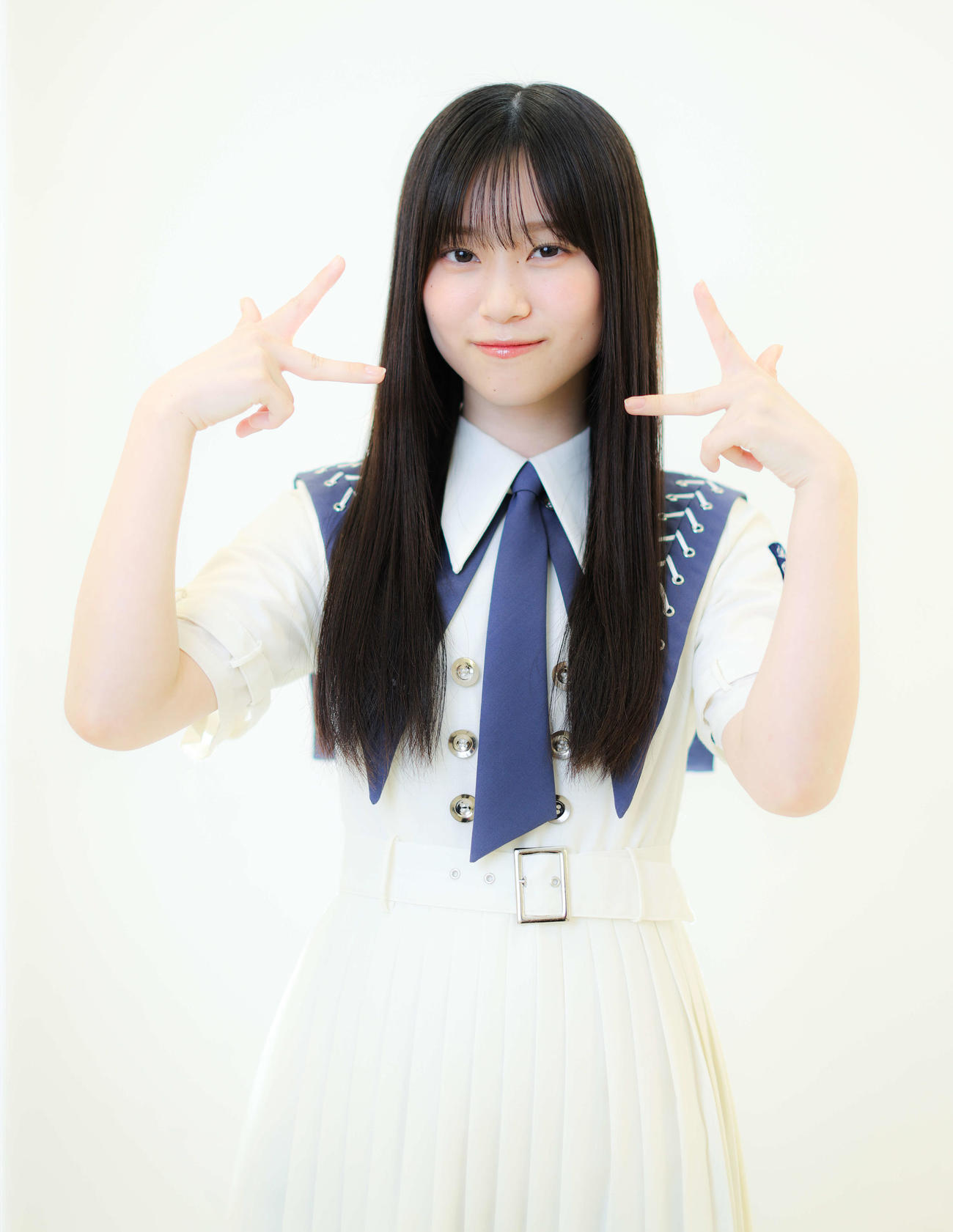 新曲「自業自得」のMVで披露したポーズを決め写真に納まる櫻坂46山下瞳月（撮影・河田真司）