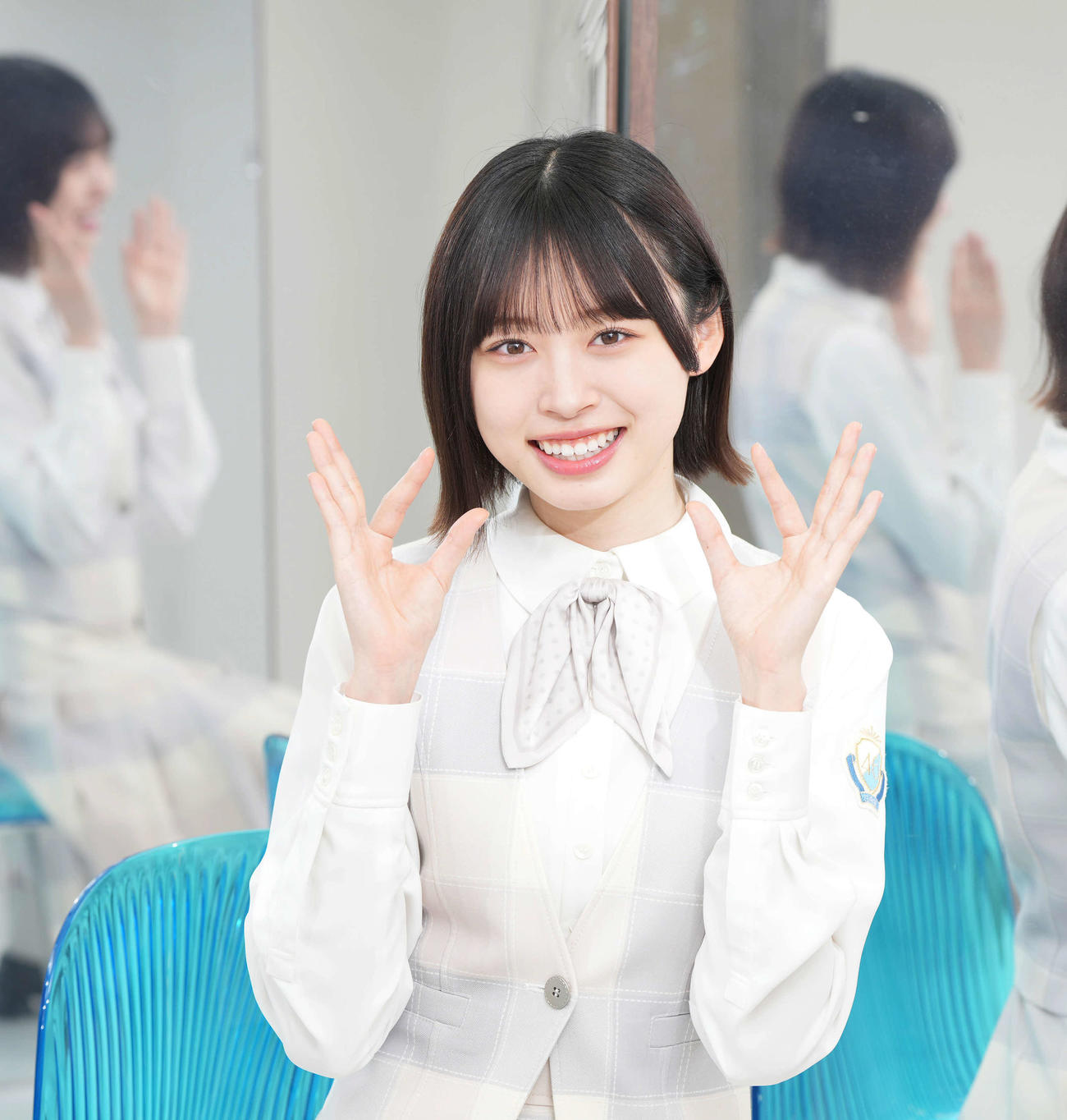 ひらがなポーズを決める日向坂46高橋未来虹（24年6月27日、撮影・小沢裕）