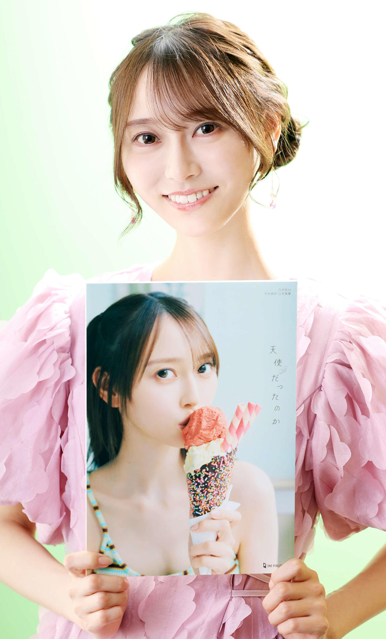 写真集を手に笑顔の乃木坂46弓木奈於（撮影・浅見桂子）