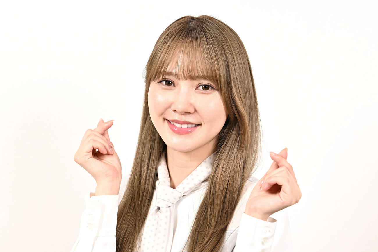 指ハートポーズを見せる日向坂46加藤史帆（撮影・滝沢徹郎）
