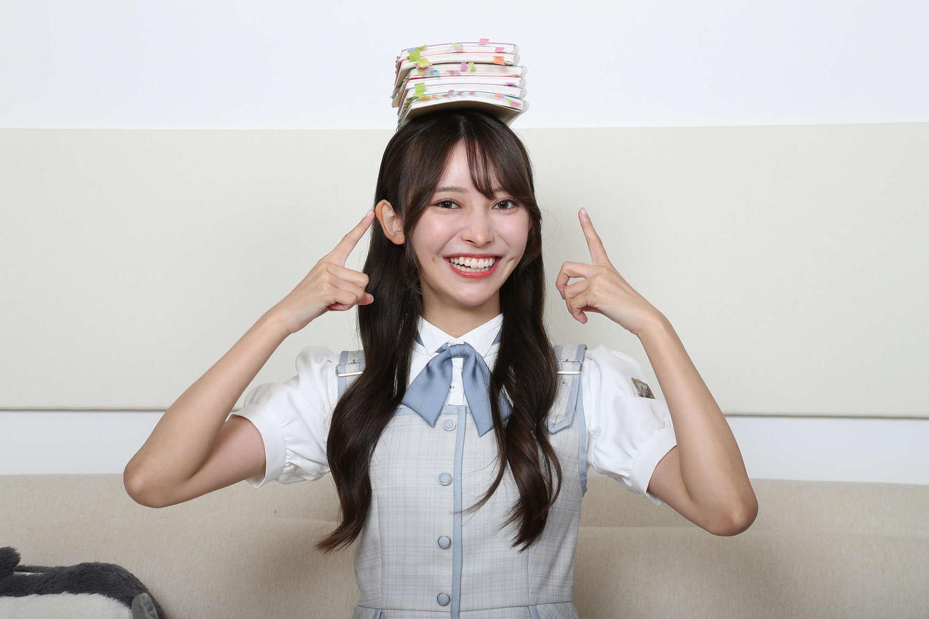 直筆の「黒見ノート」を頭に載せる乃木坂46黒見明香（撮影・丹羽敏通）
