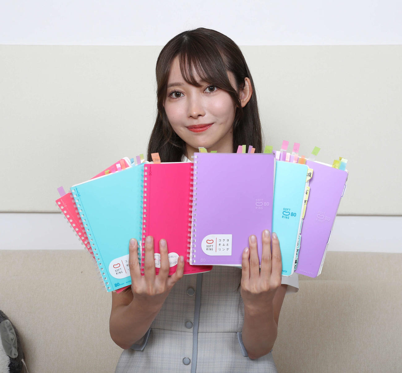 直筆の「黒見ノート」を手に写真に納まる乃木坂46黒見明香（撮影・丹羽敏通）
