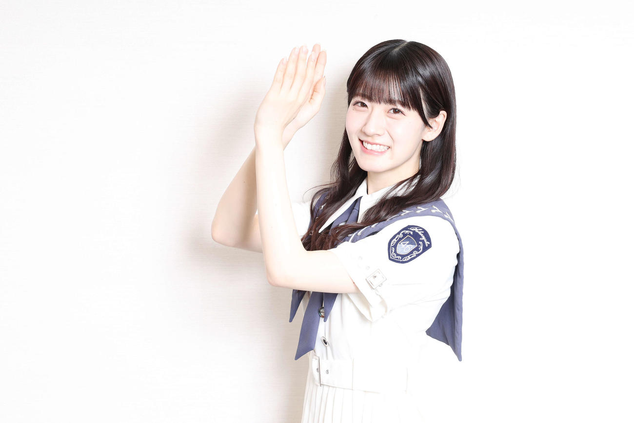 大好きなバスケのシュートポーズをとる櫻坂46石森璃花（撮影・宮地輝）