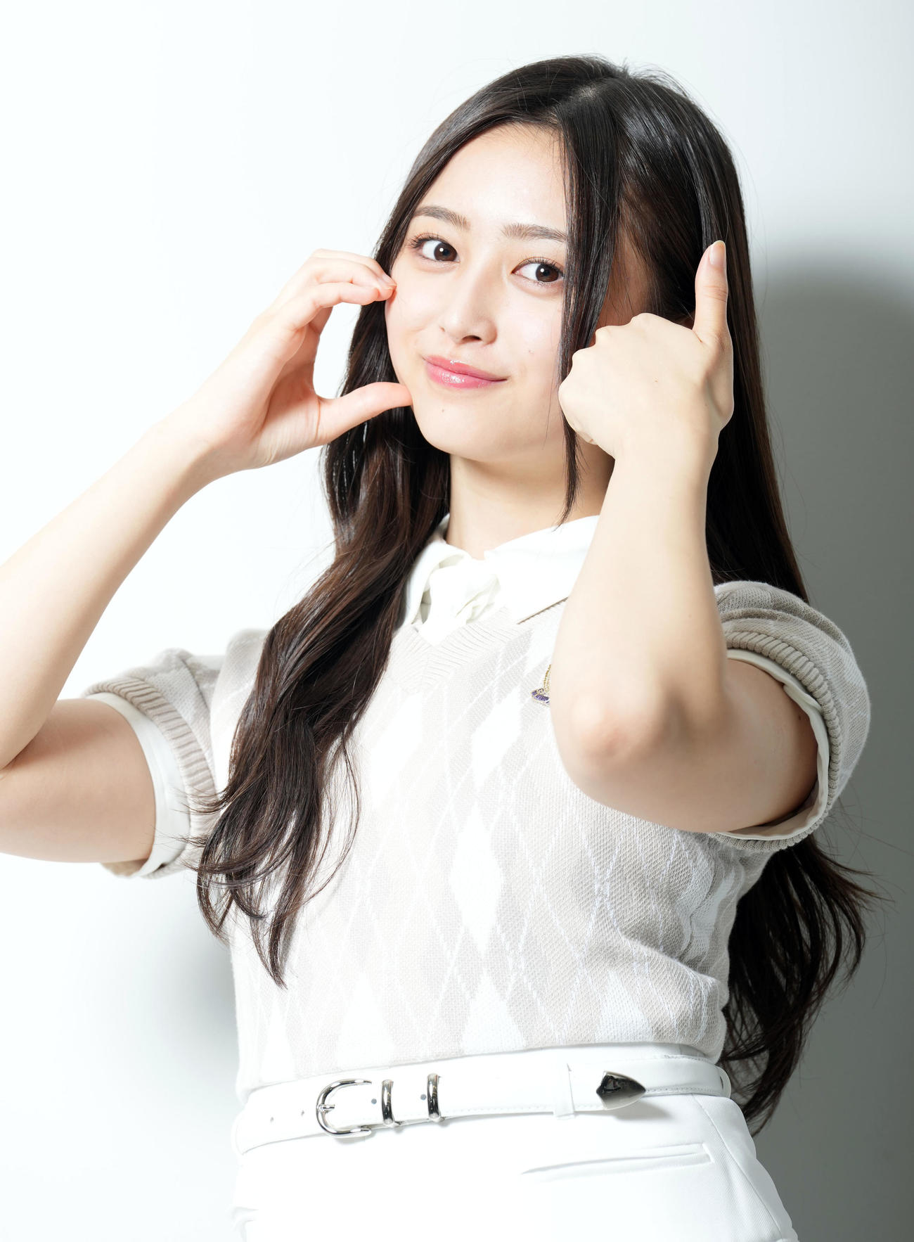 笑顔で「チートデイポーズ」を決める乃木坂46井上和（撮影・たえ見朱実）