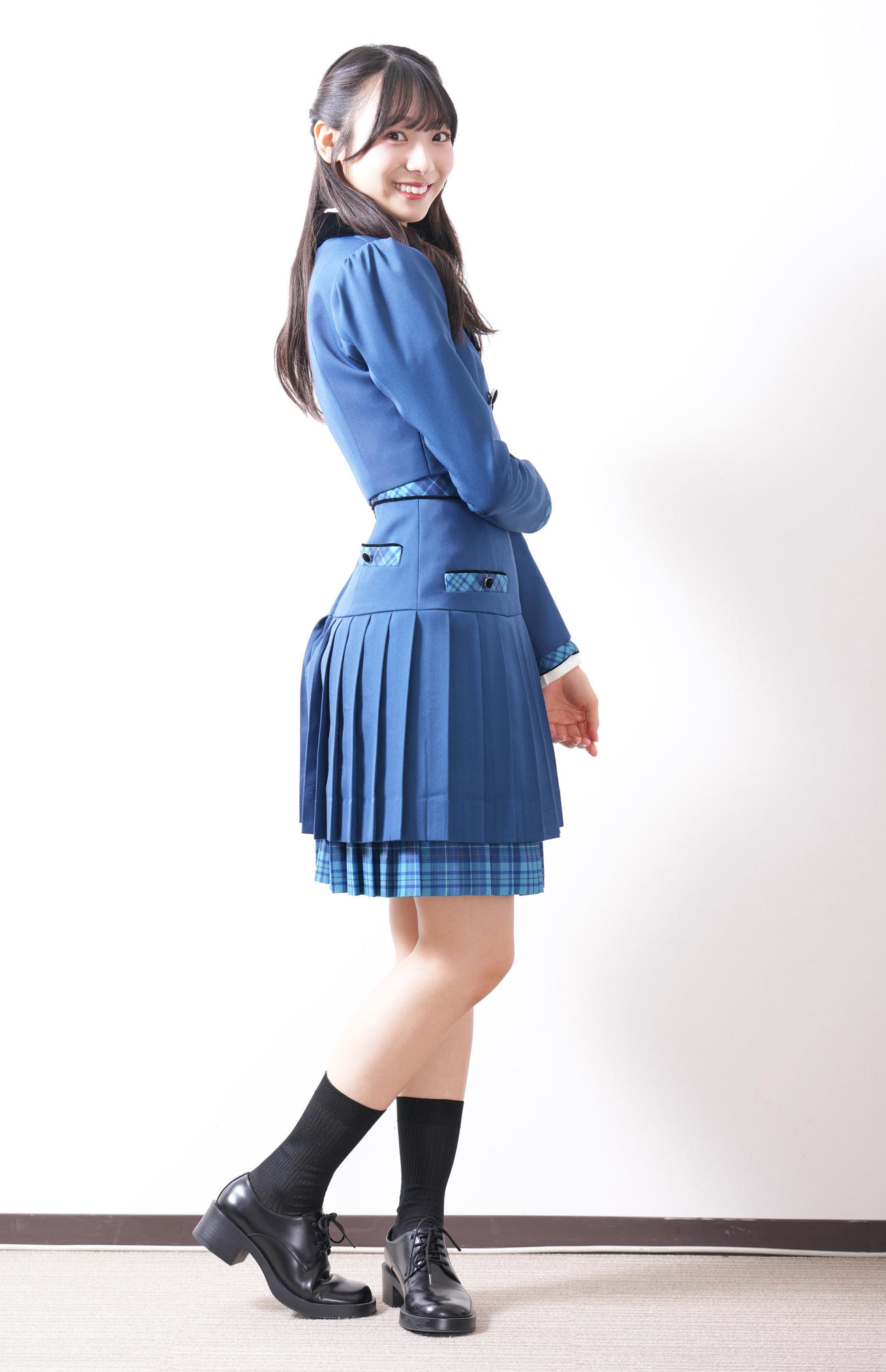 笑顔でポーズを決める日向坂46の宮地すみれ（撮影・たえ見朱実）