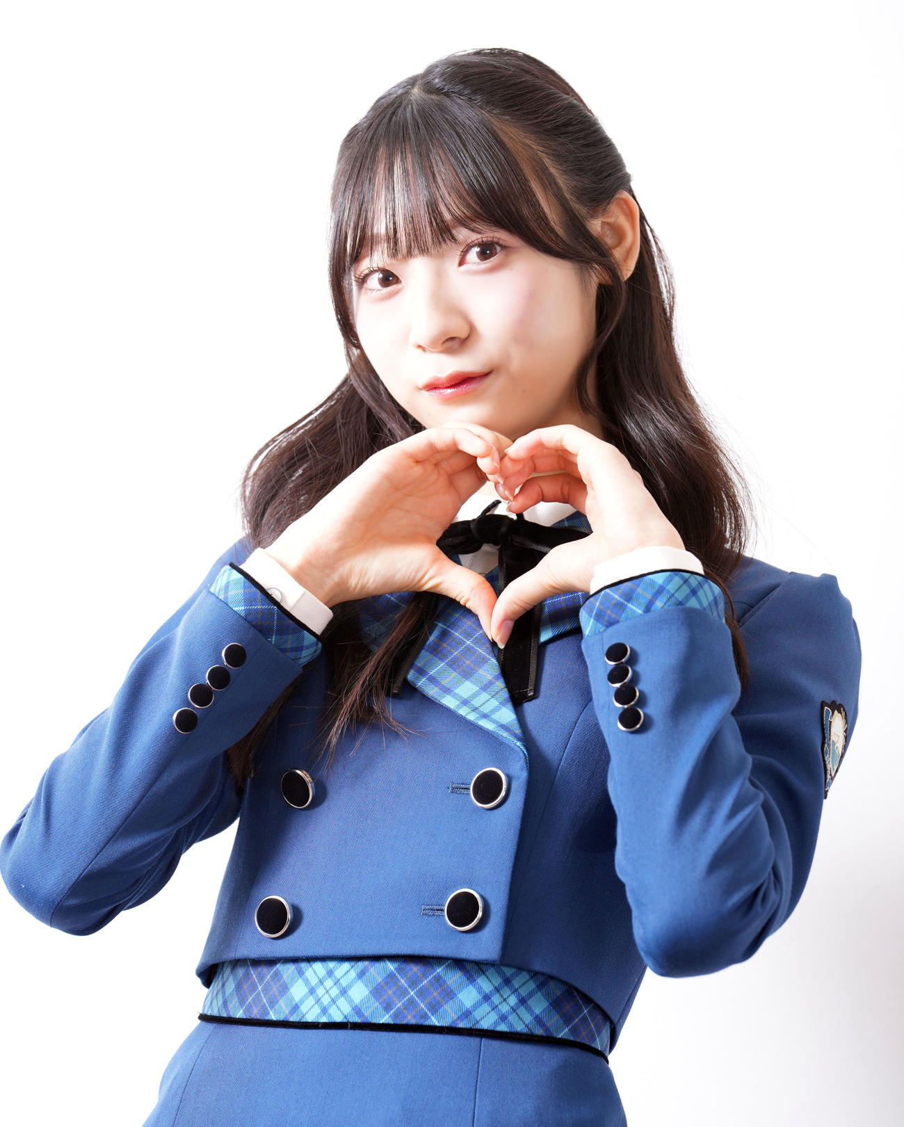 ポーズを決める日向坂46の宮地すみれ（撮影・たえ見朱実）