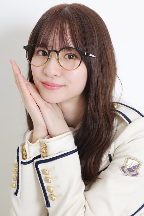 メガネ姿がすっかり板についてきた菅原咲月（撮影・野上伸悟）