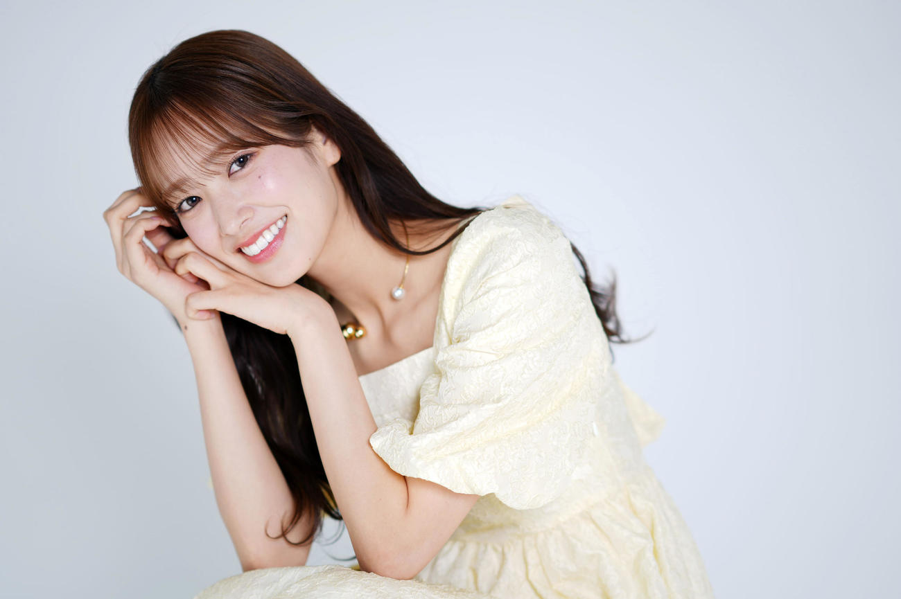 人懐っこい笑顔でカメラを見つめる日向坂46佐々木久美（撮影・横山健太）