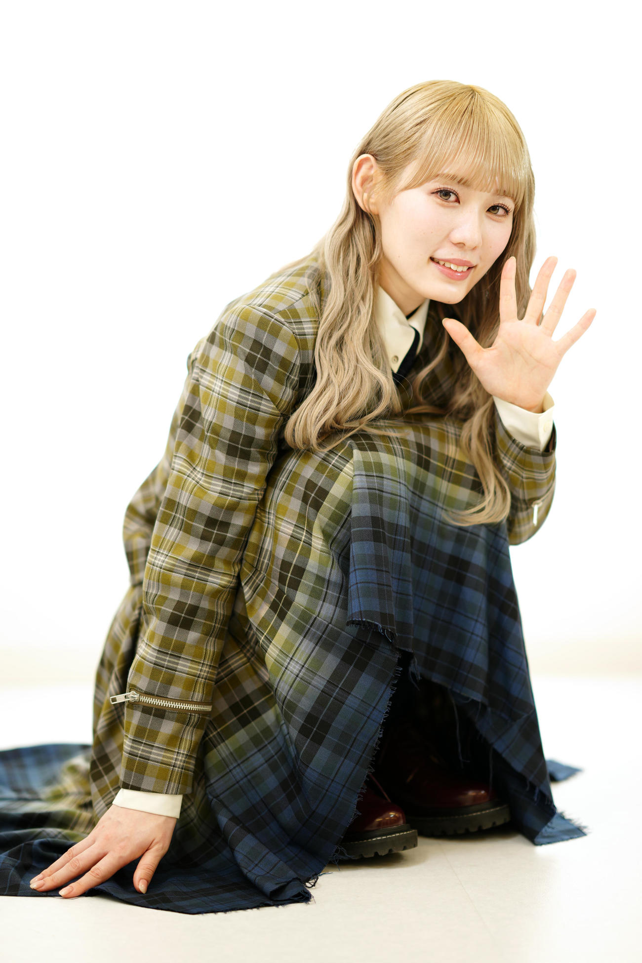 卒業セレモニーを控え、手を振る櫻坂46の小池美波（撮影・江口和貴）