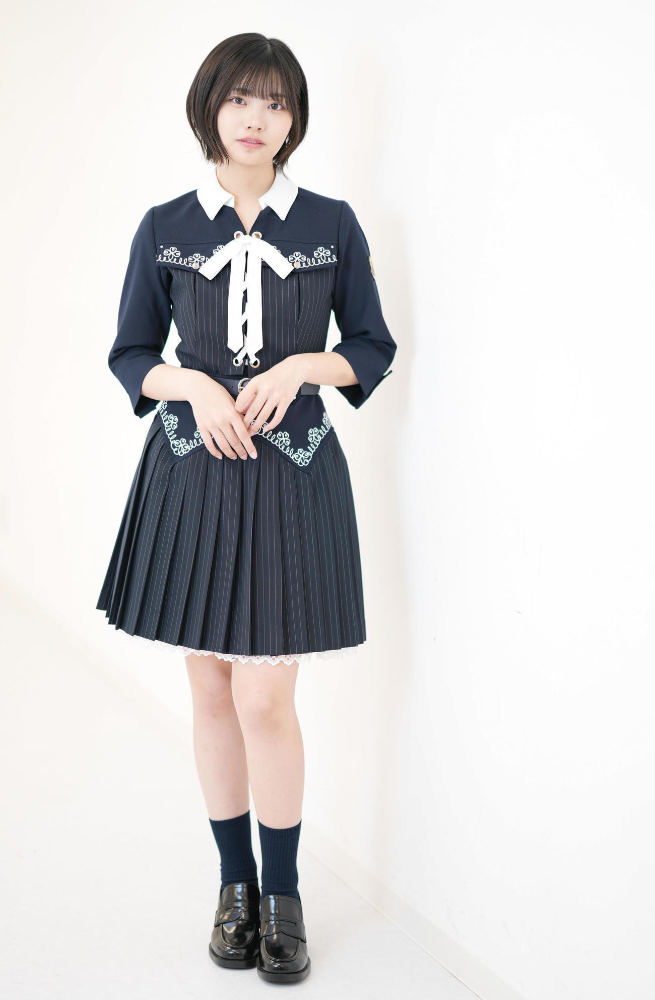 優しくカメラを見つめる乃木坂46中西アルノ（撮影・鈴木みどり）