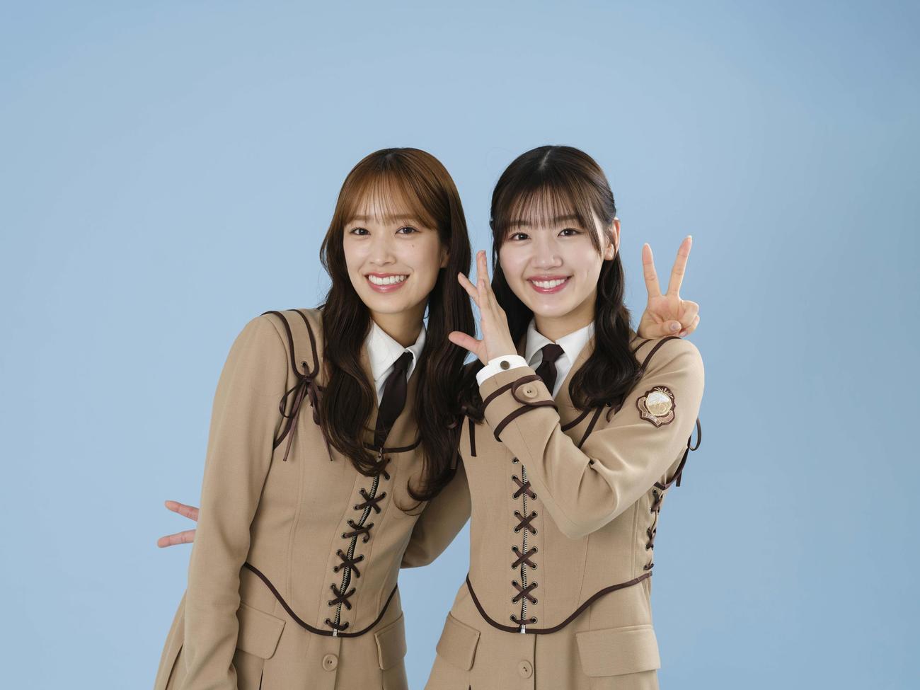 ポーズを取る佐々木久美（左）、佐々木美玲（撮影・上山陽介）